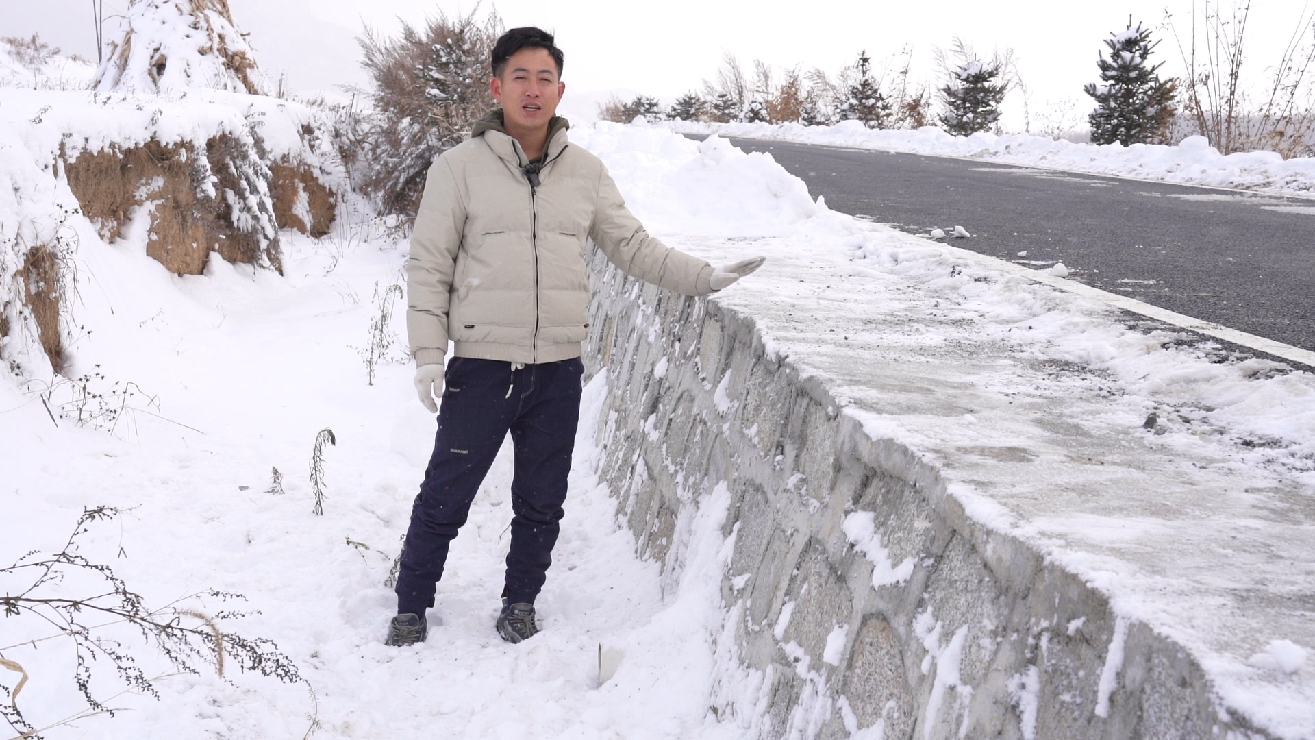 赢博体育香水屯的坑洼道“香”起来了(图6)