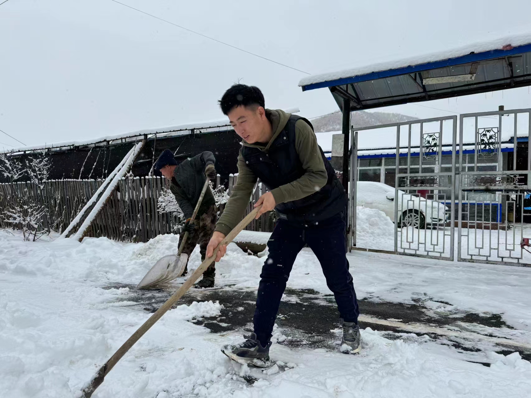 赢博体育香水屯的坑洼道“香”起来了(图8)